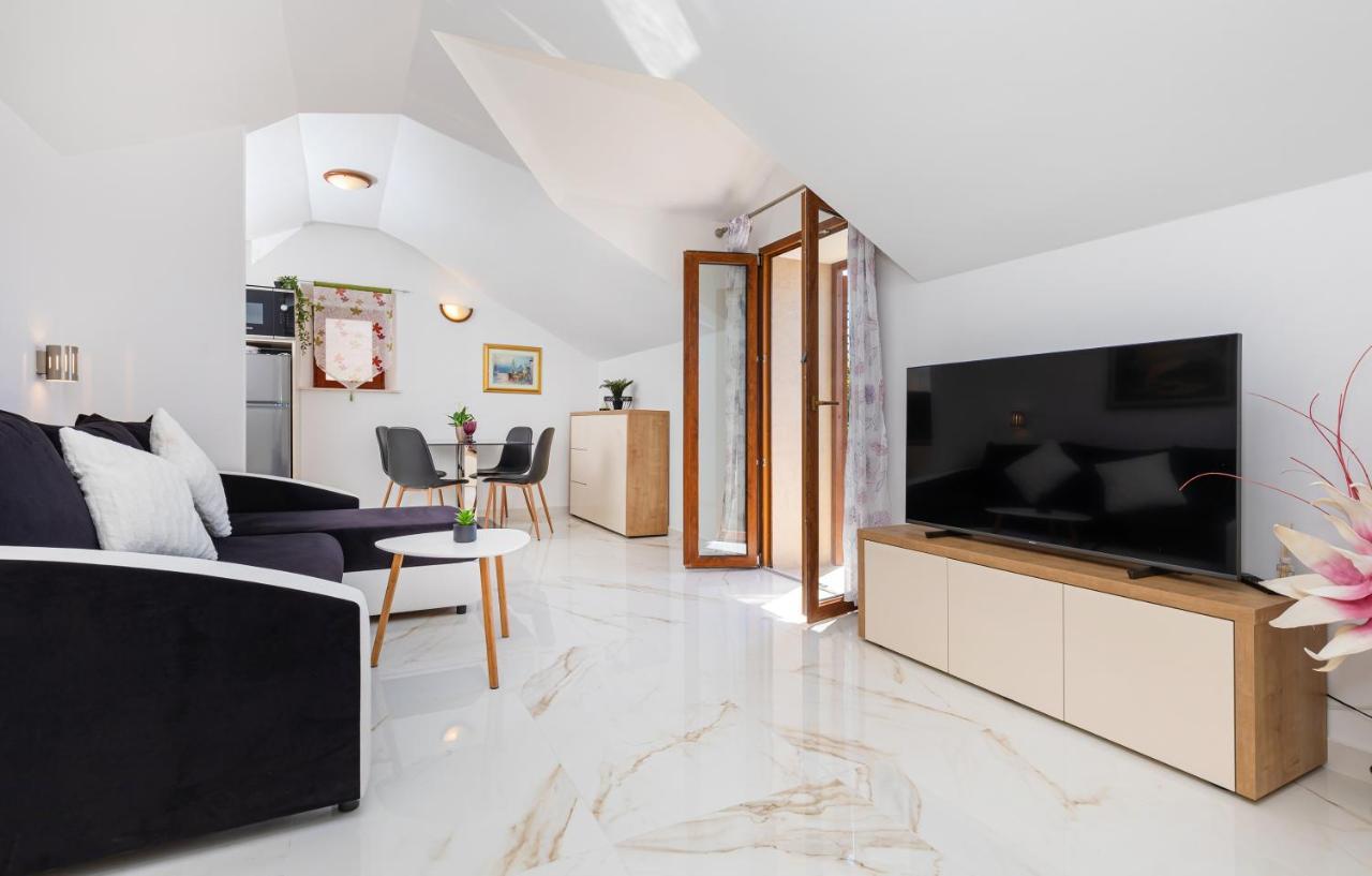 מליני Villa Ana Apartments מראה חיצוני תמונה