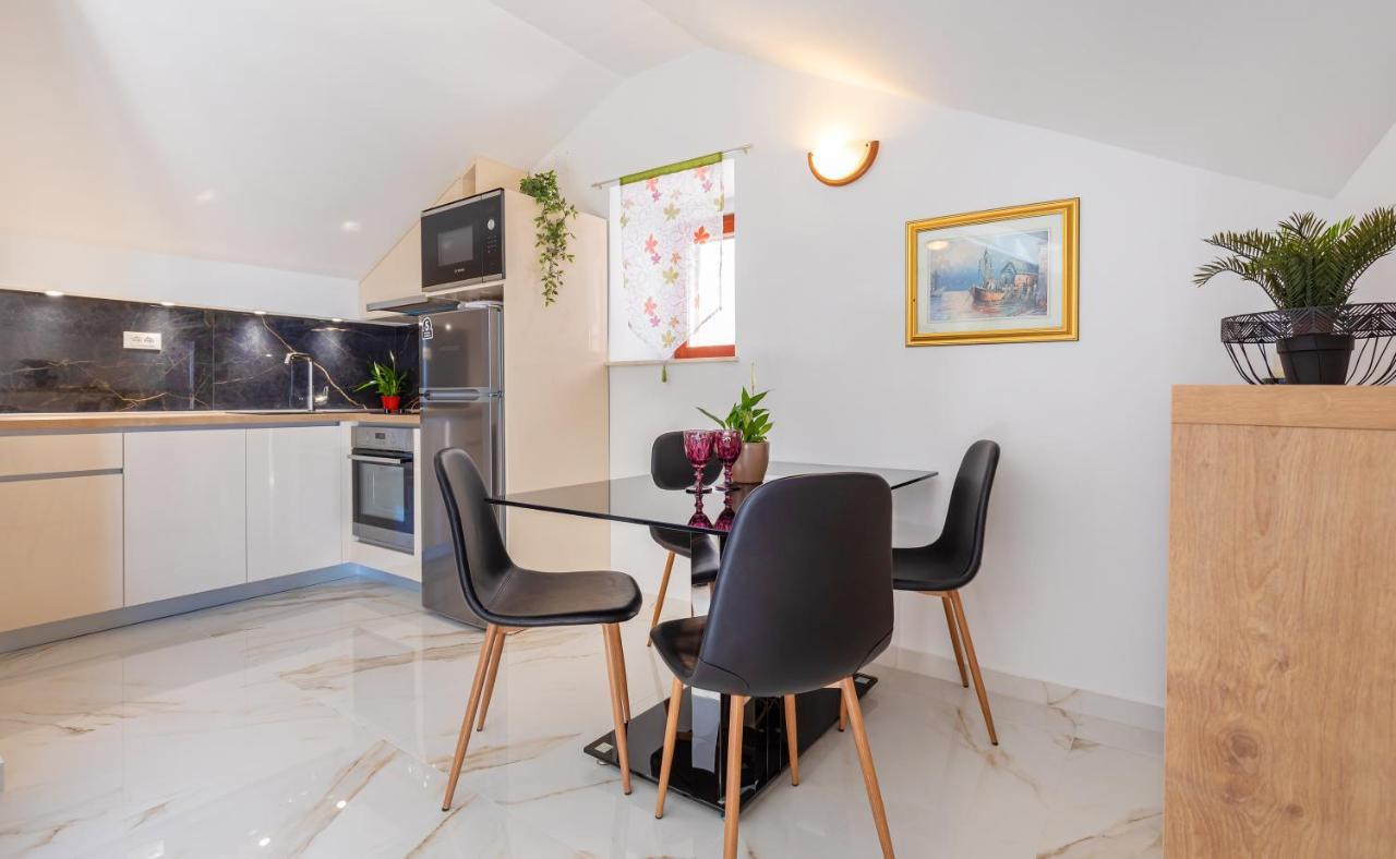 מליני Villa Ana Apartments מראה חיצוני תמונה
