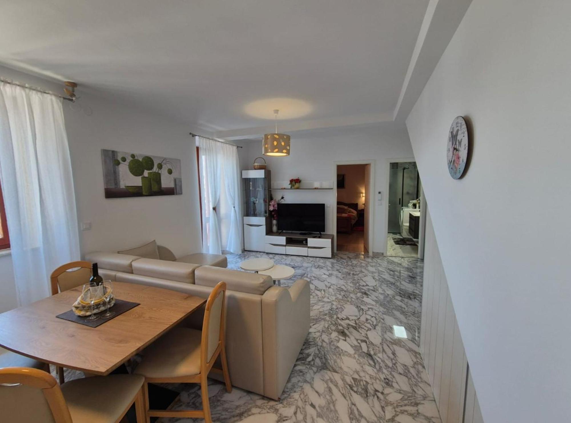 מליני Villa Ana Apartments מראה חיצוני תמונה